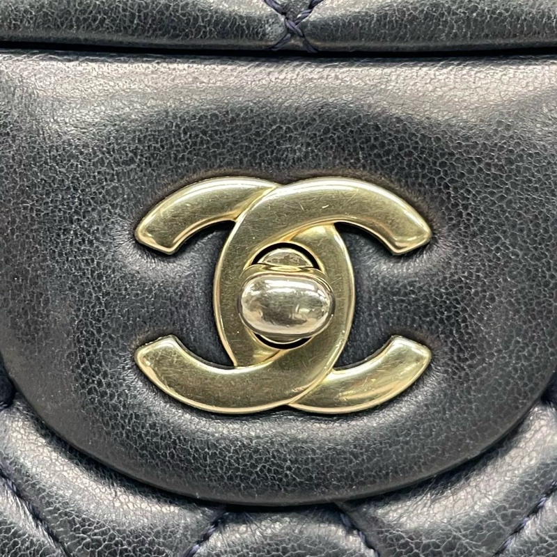 CHANEL CLASSIC FLAG  medium-8