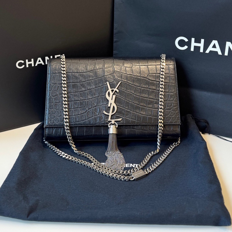 Ysl Kate中號流蘇 牛皮鰐魚壓紋  尺寸約24x15，附件：塵袋，黑銀配色-0