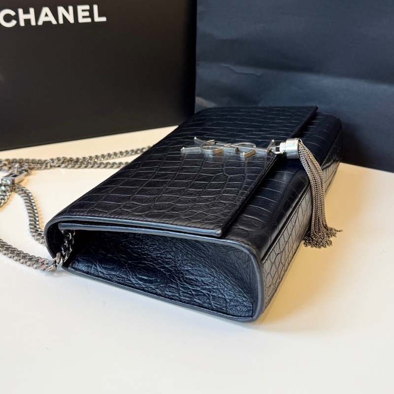 Ysl Kate中號流蘇 牛皮鰐魚壓紋  尺寸約24x15，附件：塵袋，黑銀配色-2