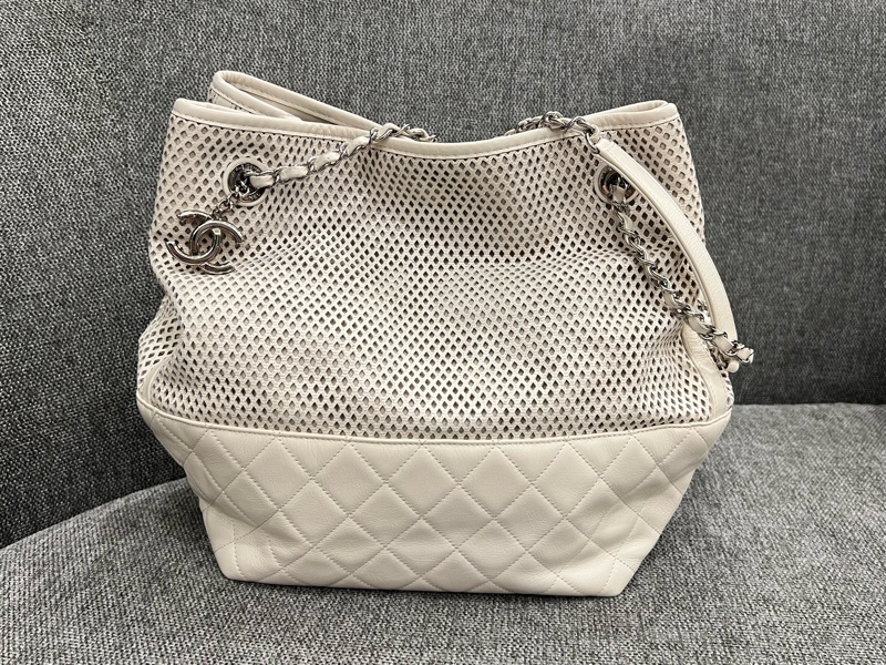 Chanel 香奈兒奶油色鏤空皮革 Up In The Air 肩背包-2