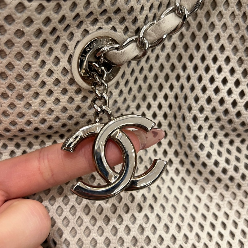 Chanel 香奈兒奶油色鏤空皮革 Up In The Air 肩背包-3