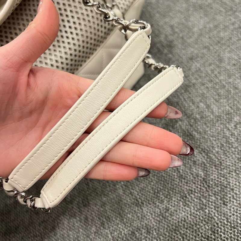 Chanel 香奈兒奶油色鏤空皮革 Up In The Air 肩背包-4