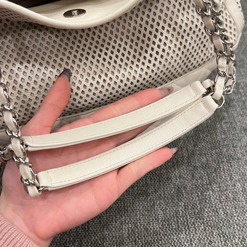 Chanel 香奈兒奶油色鏤空皮革 Up In The Air 肩背包-5