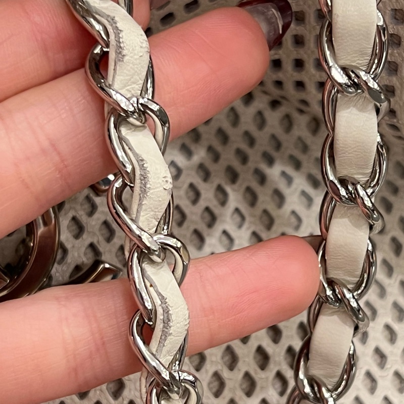 Chanel 香奈兒奶油色鏤空皮革 Up In The Air 肩背包-6