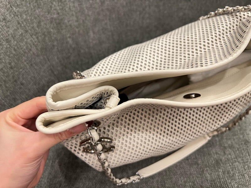 Chanel 香奈兒奶油色鏤空皮革 Up In The Air 肩背包-7