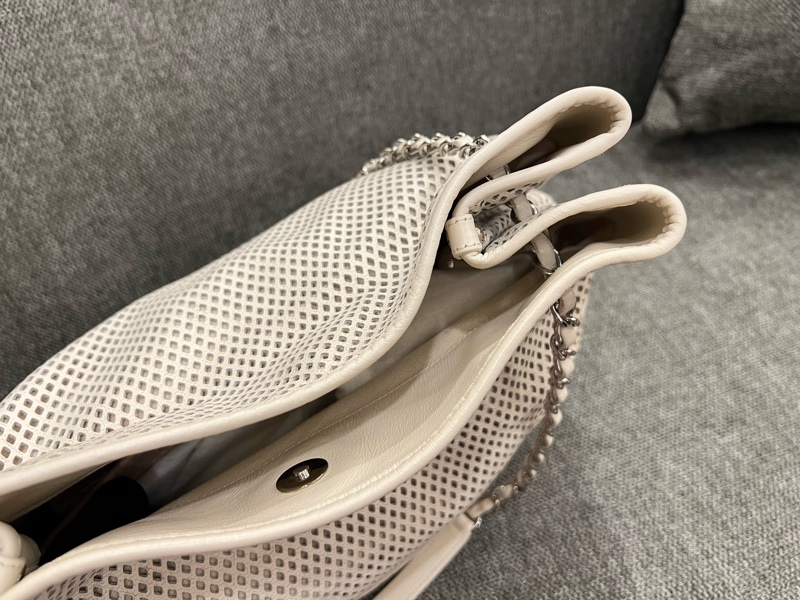 Chanel 香奈兒奶油色鏤空皮革 Up In The Air 肩背包-8