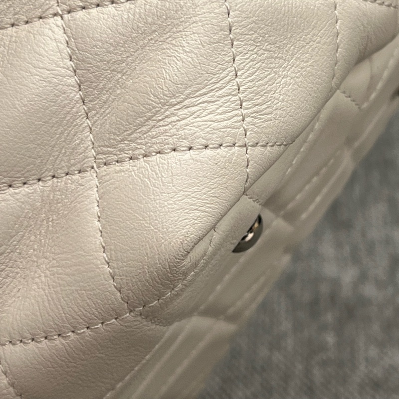 Chanel 香奈兒奶油色鏤空皮革 Up In The Air 肩背包-11