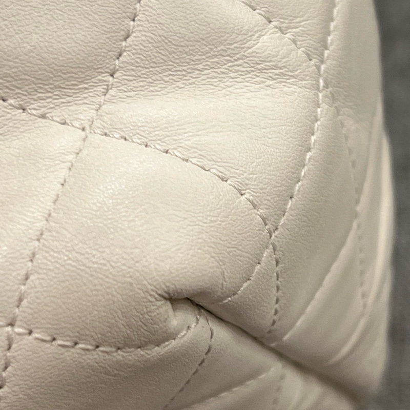 Chanel 香奈兒奶油色鏤空皮革 Up In The Air 肩背包-13