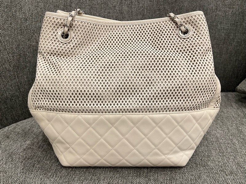 Chanel 香奈兒奶油色鏤空皮革 Up In The Air 肩背包-15