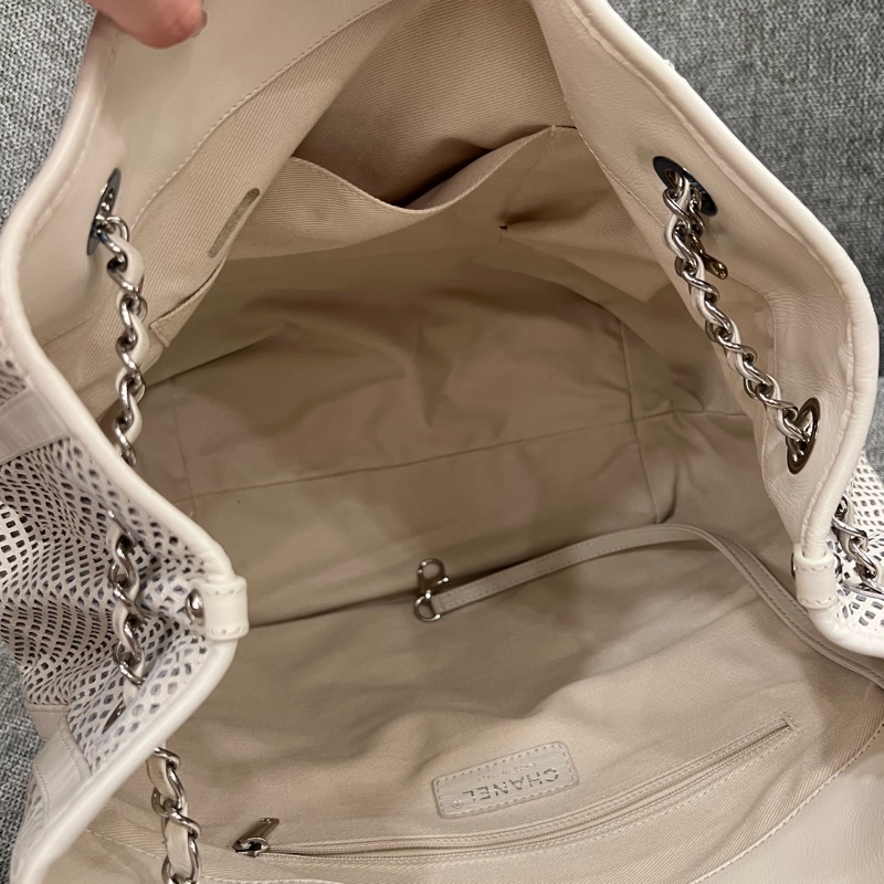 Chanel 香奈兒奶油色鏤空皮革 Up In The Air 肩背包-16