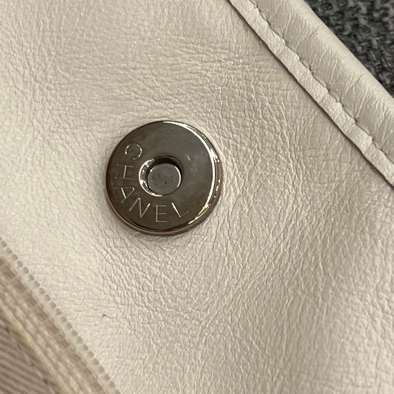 Chanel 香奈兒奶油色鏤空皮革 Up In The Air 肩背包-18