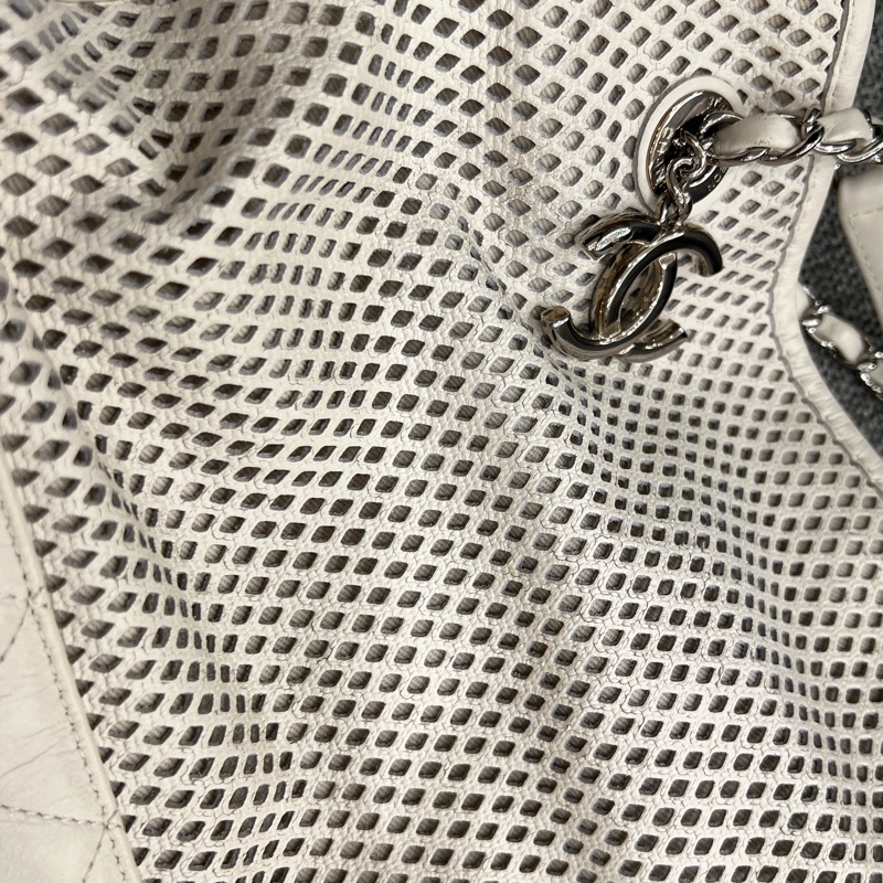 Chanel 香奈兒奶油色鏤空皮革 Up In The Air 肩背包-19