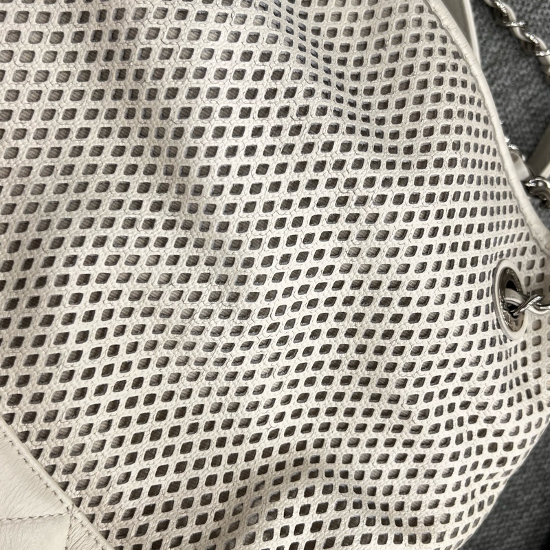 Chanel 香奈兒奶油色鏤空皮革 Up In The Air 肩背包-20