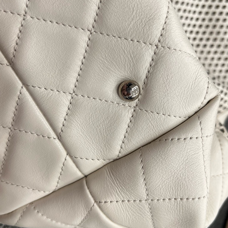 Chanel 香奈兒奶油色鏤空皮革 Up In The Air 肩背包-21