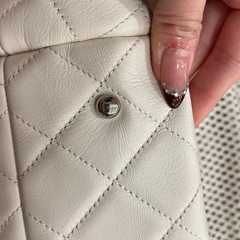 Chanel 香奈兒奶油色鏤空皮革 Up In The Air 肩背包-22