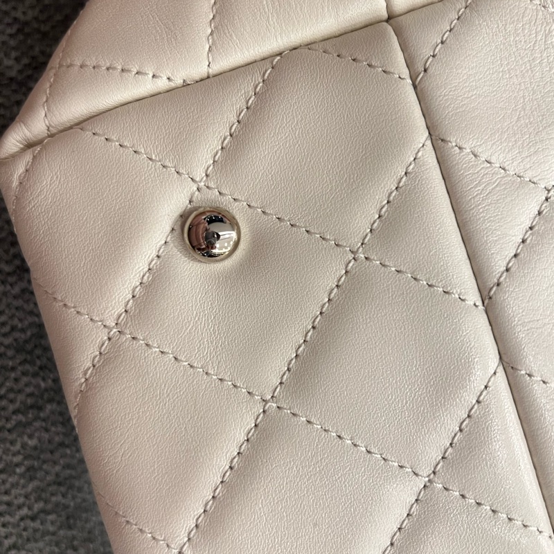 Chanel 香奈兒奶油色鏤空皮革 Up In The Air 肩背包-23