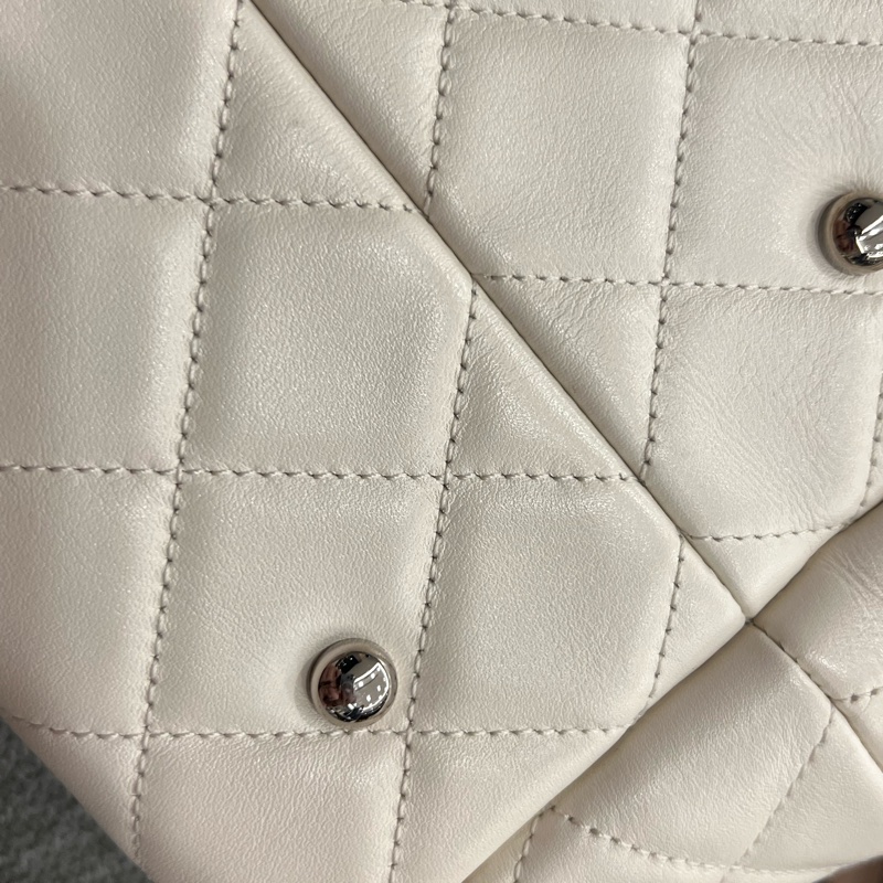 Chanel 香奈兒奶油色鏤空皮革 Up In The Air 肩背包-24