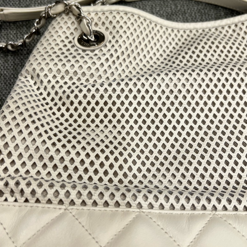 Chanel 香奈兒奶油色鏤空皮革 Up In The Air 肩背包-25