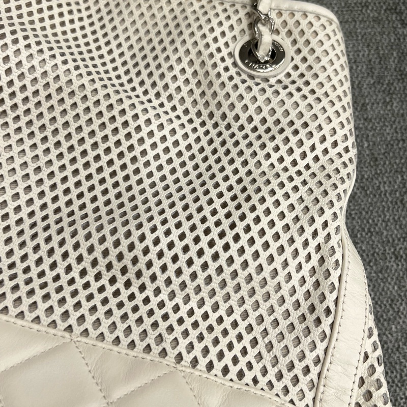 Chanel 香奈兒奶油色鏤空皮革 Up In The Air 肩背包-26