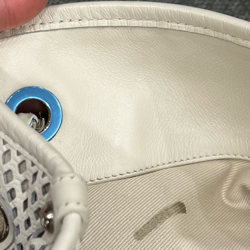 Chanel 香奈兒奶油色鏤空皮革 Up In The Air 肩背包-27