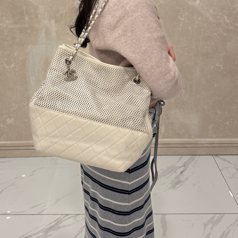 Chanel 香奈兒奶油色鏤空皮革 Up In The Air 肩背包-29