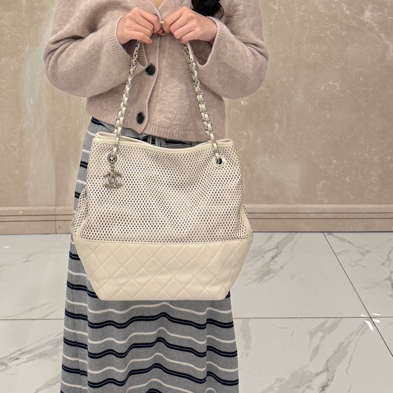 Chanel 香奈兒奶油色鏤空皮革 Up In The Air 肩背包-31