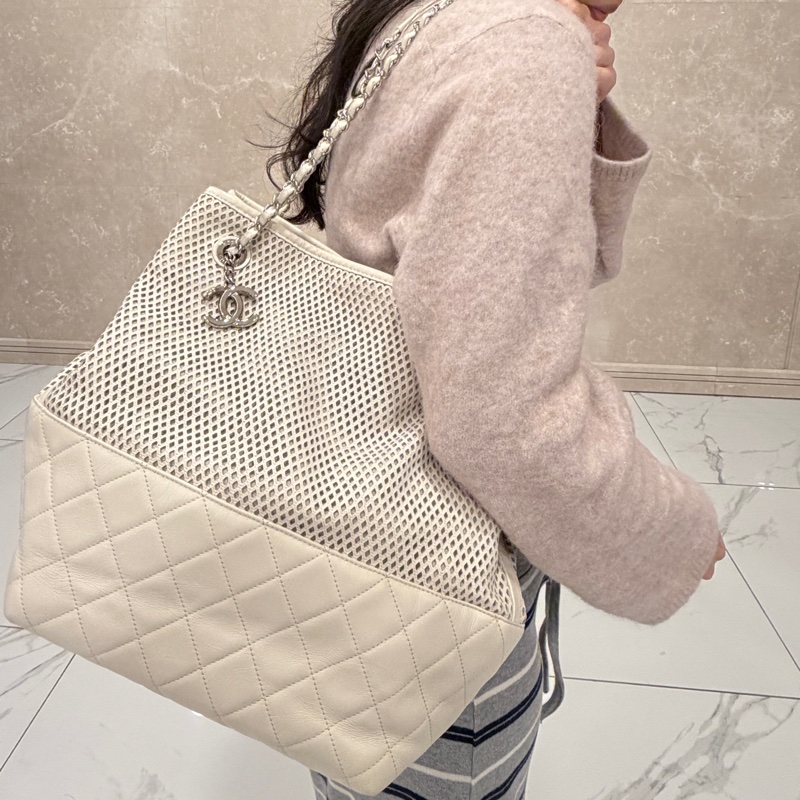 Chanel 香奈兒奶油色鏤空皮革 Up In The Air 肩背包-32