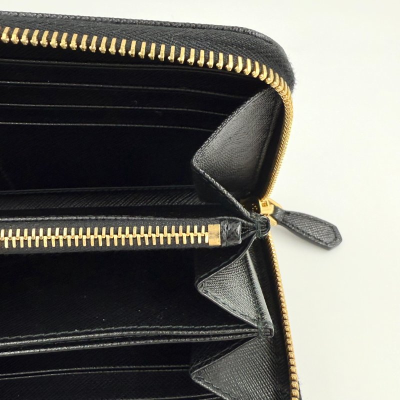 PRADA - 黑色金釦牛皮ㄇ型拉鍊長夾-9