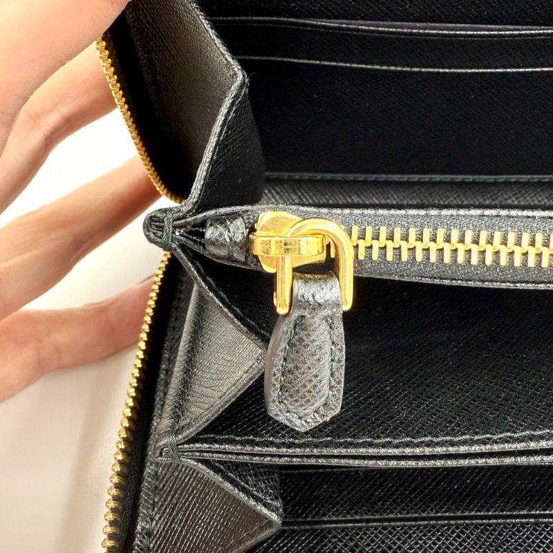 PRADA - 黑色金釦牛皮ㄇ型拉鍊長夾-10