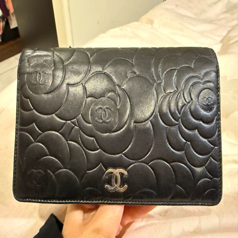 香奈兒山茶花壓紋羊皮長夾