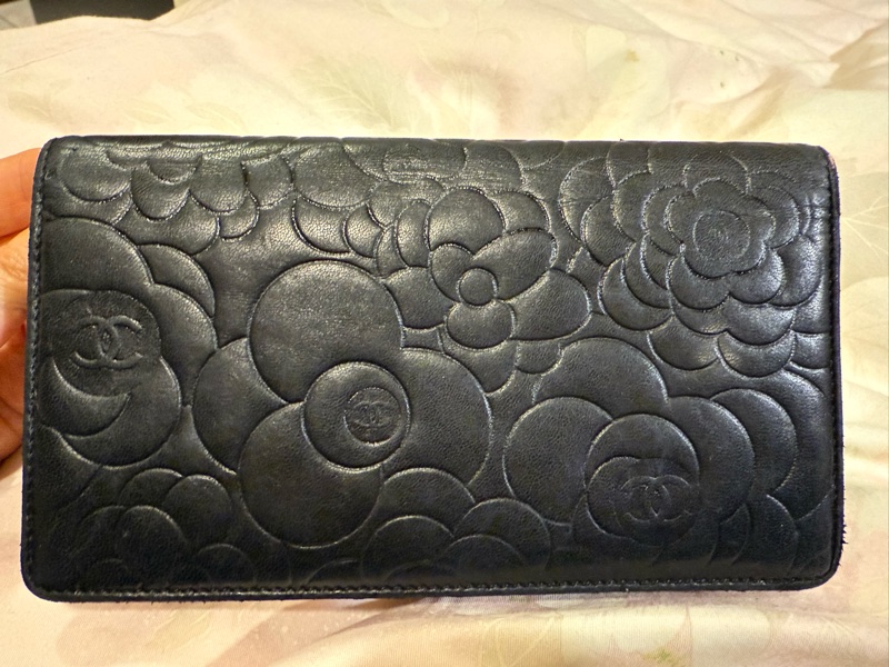 香奈兒山茶花壓紋羊皮長夾-1