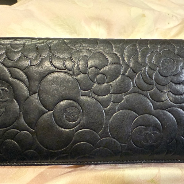 香奈兒山茶花壓紋羊皮長夾-6