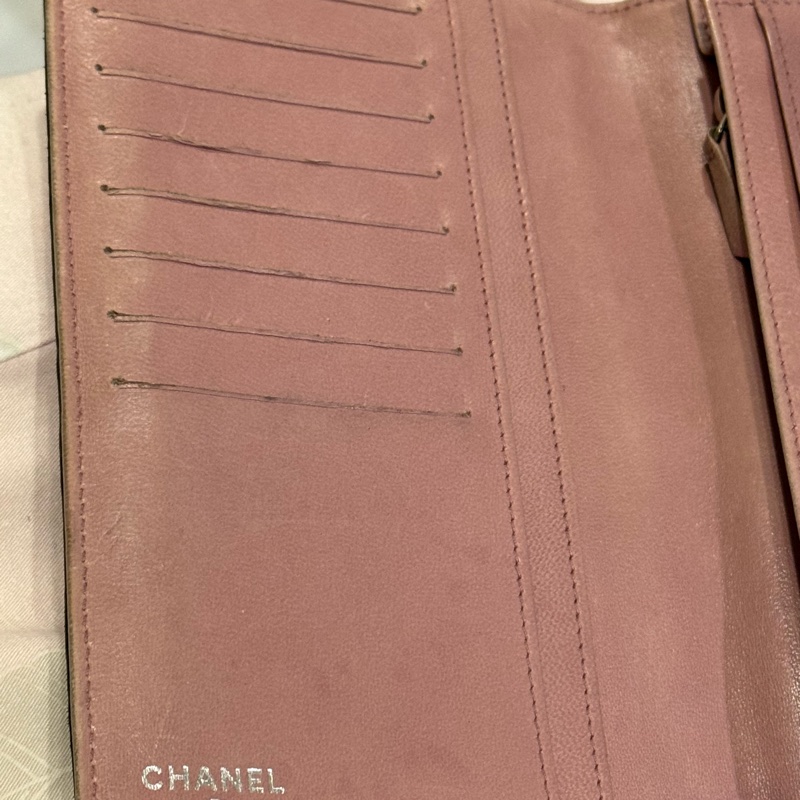 香奈兒山茶花壓紋羊皮長夾-11