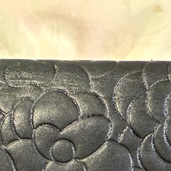 香奈兒山茶花壓紋羊皮長夾-15