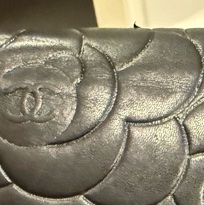 香奈兒山茶花壓紋羊皮長夾-16