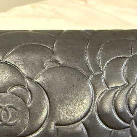 香奈兒山茶花壓紋羊皮長夾-17