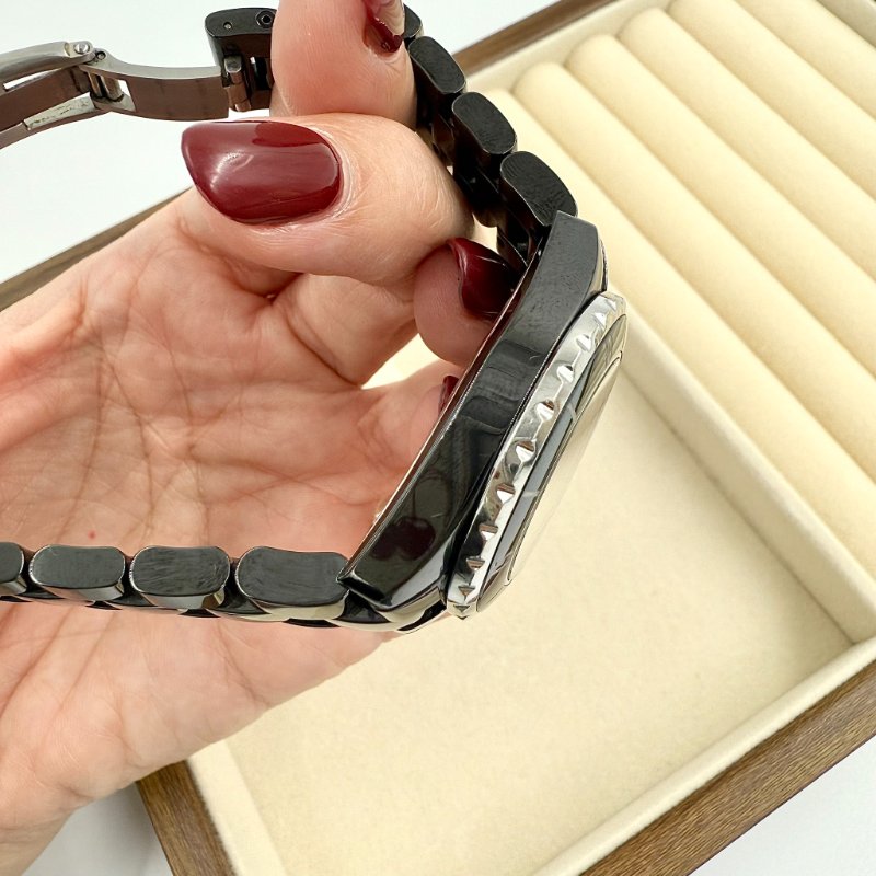 CHANEL -  黑色J12陶瓷點鑽33cm石英錶-11