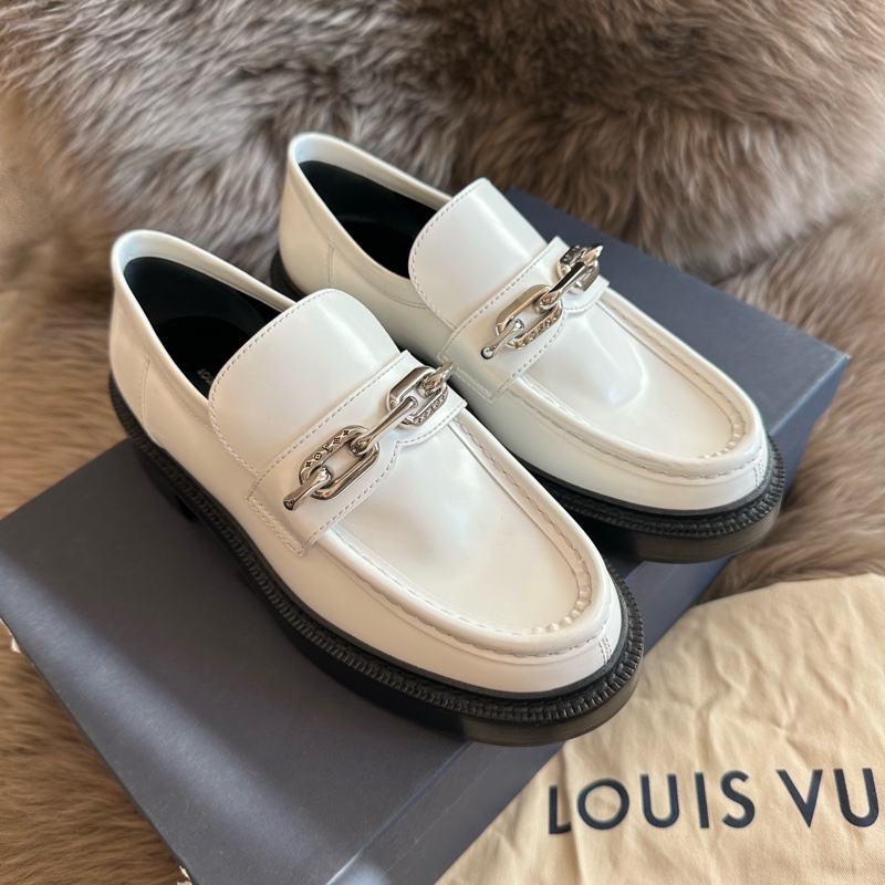 LV路易威登銀鏈logo 樂福鞋白色黑底 37 碼99 新閒置未使用-0