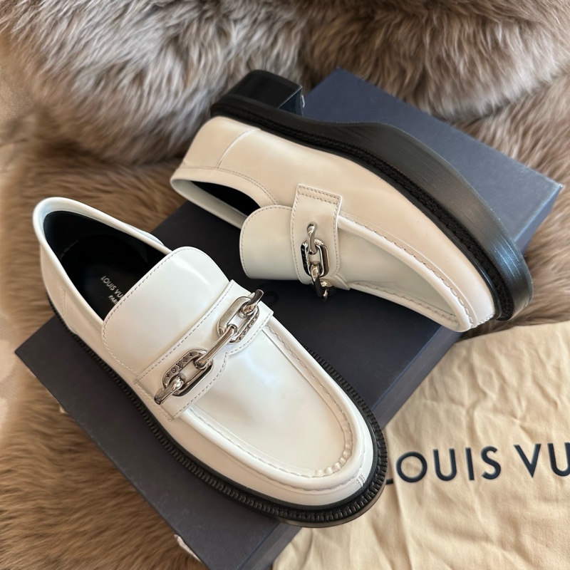 LV路易威登銀鏈logo 樂福鞋白色黑底 37 碼99 新閒置未使用-2