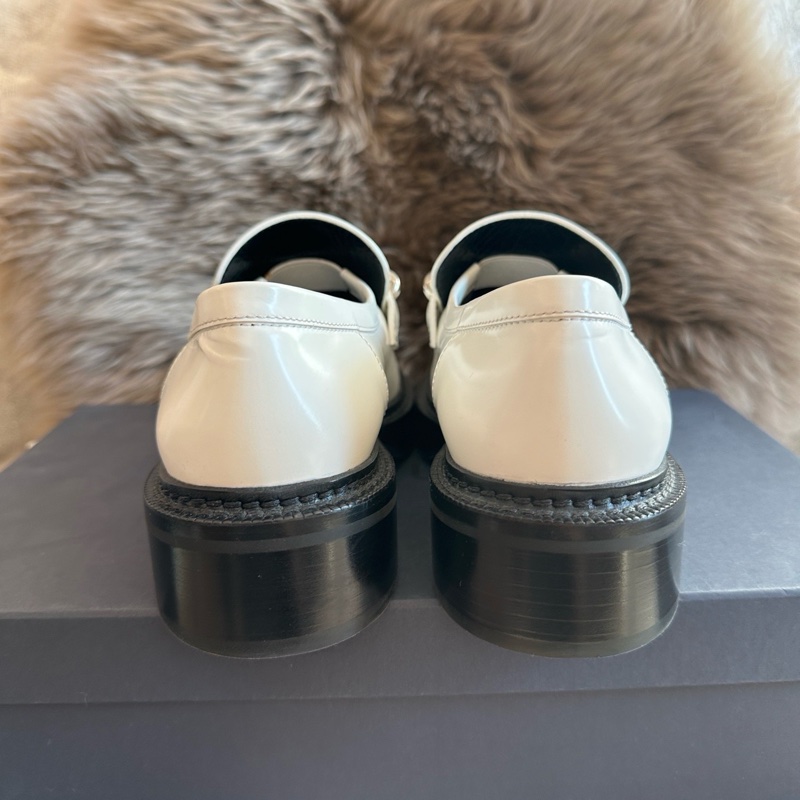 LV路易威登銀鏈logo 樂福鞋白色黑底 37 碼99 新閒置未使用-3