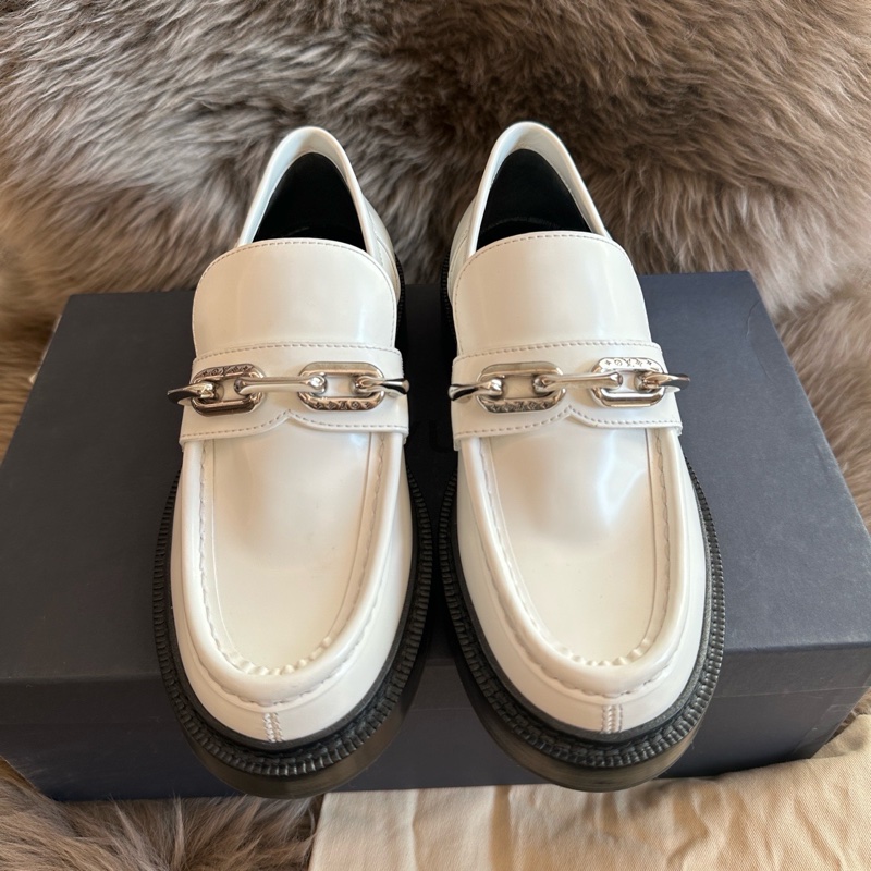 LV路易威登銀鏈logo 樂福鞋白色黑底 37 碼99 新閒置未使用-6