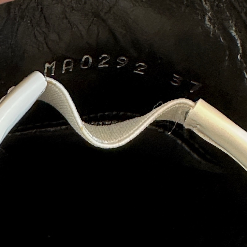 LV路易威登銀鏈logo 樂福鞋白色黑底 37 碼99 新閒置未使用-7