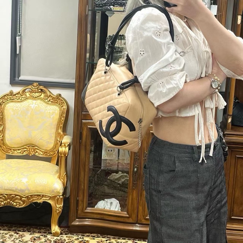 「JL 精品代購」 9新 香奈兒奶茶拼黑色康鵬枕頭包小號-1