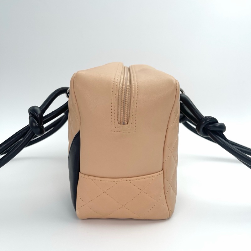 「JL 精品代購」 9新 香奈兒奶茶拼黑色康鵬枕頭包小號-5