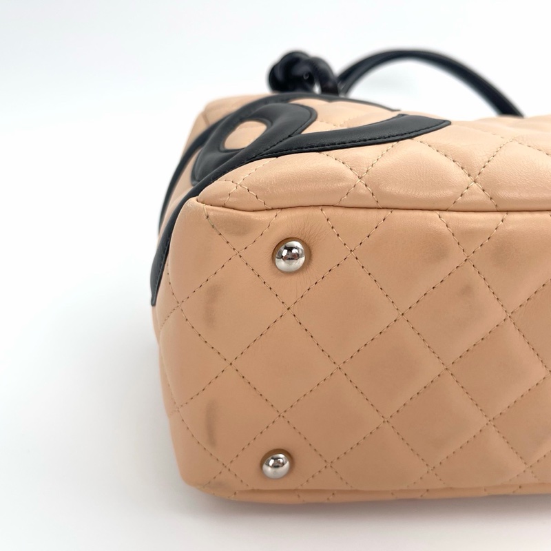 「JL 精品代購」 9新 香奈兒奶茶拼黑色康鵬枕頭包小號-7