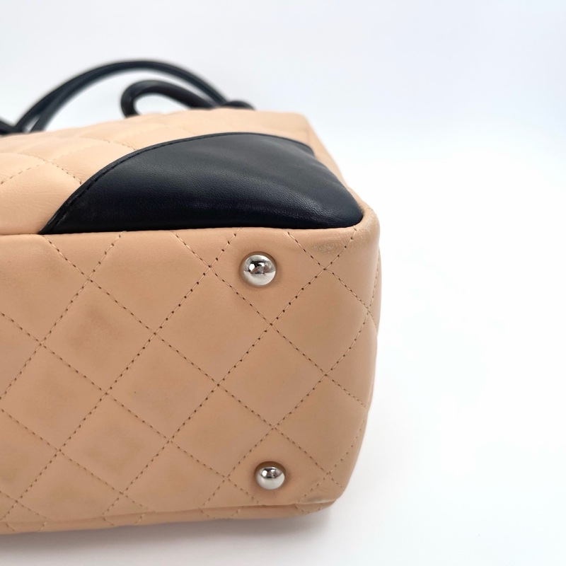 「JL 精品代購」 9新 香奈兒奶茶拼黑色康鵬枕頭包小號-8