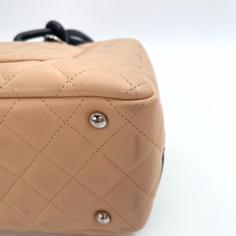 「JL 精品代購」 9新 香奈兒奶茶拼黑色康鵬枕頭包小號-10