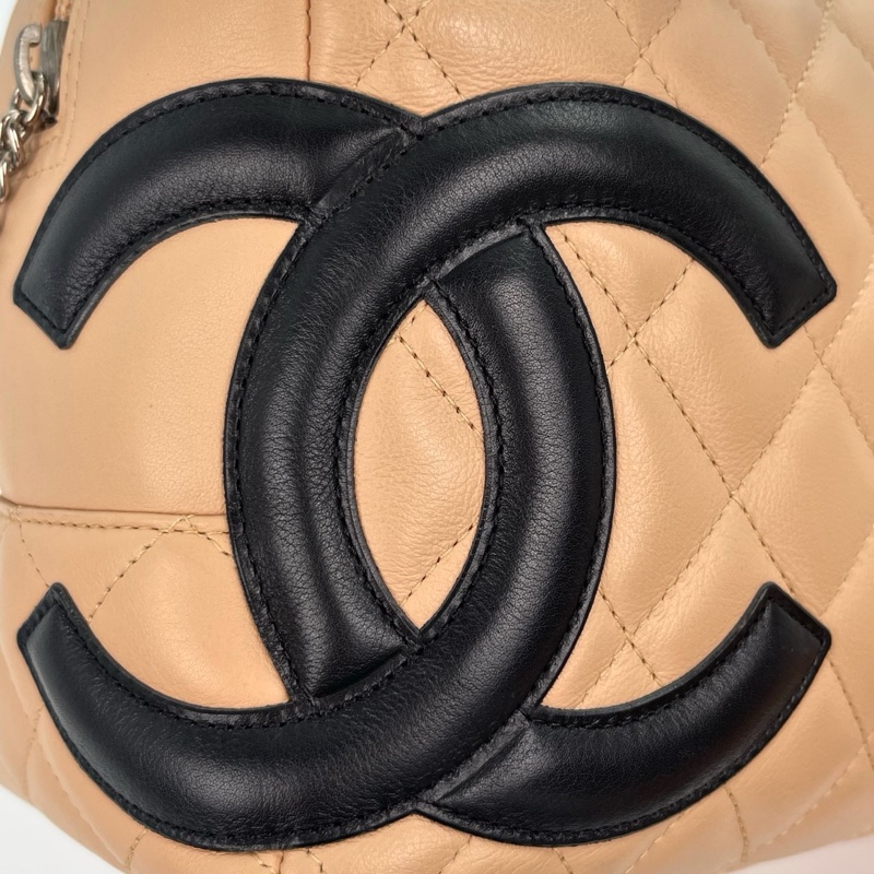 「JL 精品代購」 9新 香奈兒奶茶拼黑色康鵬枕頭包小號-12