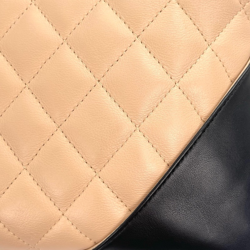 「JL 精品代購」 9新 香奈兒奶茶拼黑色康鵬枕頭包小號-13