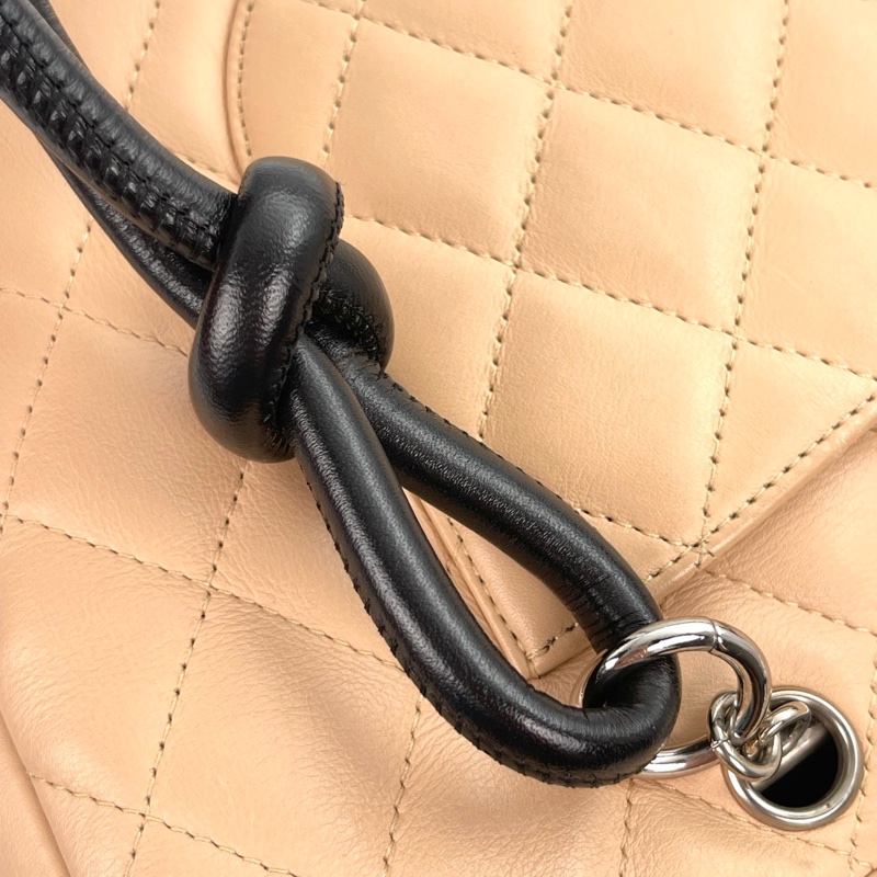 「JL 精品代購」 9新 香奈兒奶茶拼黑色康鵬枕頭包小號-19